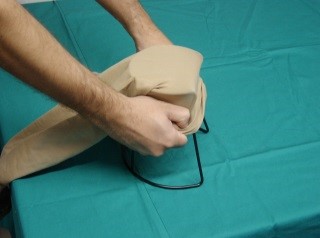 Step 1: Procedimento per utilizzare l'infila calze Flebysan